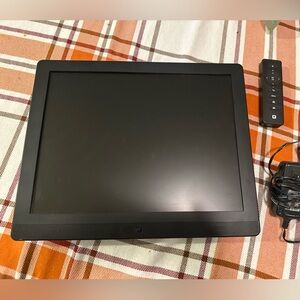 Pix-Star Digital Photo Frame with remote and dc adaptor